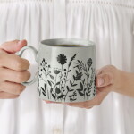 Ib Laursen Kameninový hrnček Dusty Blue flower silhouettes 300 ml