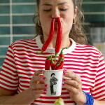 Helen b Porcelánový hrnček Sweater Hug 220 ml