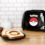 Uncanny Brand Sendvičovač Pokémon Poké Ball čierny / Sendvičovač / motív Poké Ball na hrianky / omrvinková zásuvka (3000115)