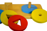 Moyo Montessori Moyo Montessori Farebné kruhové tehly s rôznymi tvarmi vnútri
