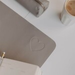 Eulenschnitt Bez názvu - Podložka na pracovní stůl Heart Grey 80 x 40 cm