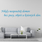 Veselá Stena Samolepka Nikdy neopúšťaj domov bez pusy, objatia a krásnych slov Farba: červená, Veľkosť: 40 x 12 cm