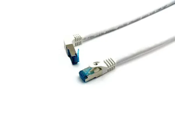 Equip Cat6a S/FTP 0,5 m biela, lomený konektor / Patch kábel / RJ-45 rovný-lomený / LSZH / PoE+ (605807)