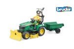 Bruder 62104 Traktor John Deere s prívesom a záhradníkom