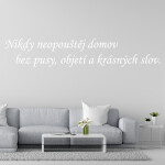 Veselá Stena Samolepka Nikdy neopúšťaj domov bez pusy, objatia a krásnych slov Farba: červená, Veľkosť: 40 x 12 cm