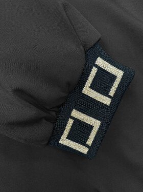 Krátka čierna bunda ozdobnými sťahovacími lemami (16M9083-392) odcienie czerni