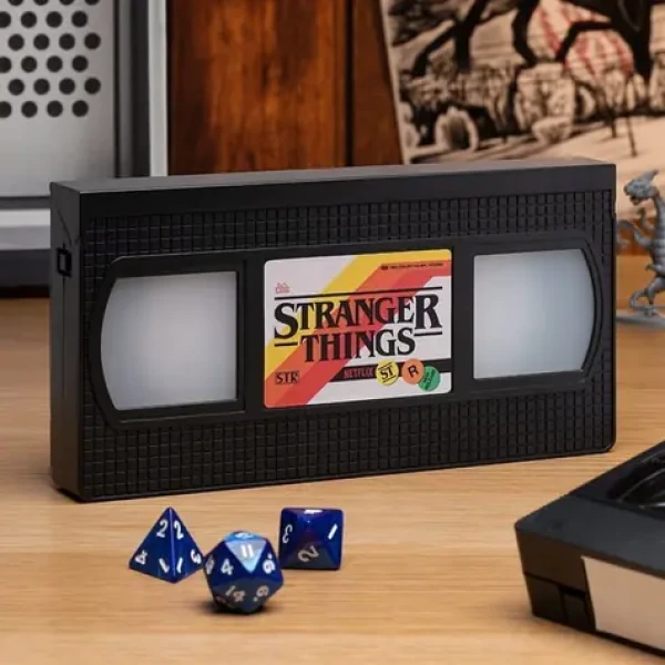 Paladone Svetlo Stranger Things VHS / LED / Licenčný dizajn / AAA batérie (PP9948STEPM)