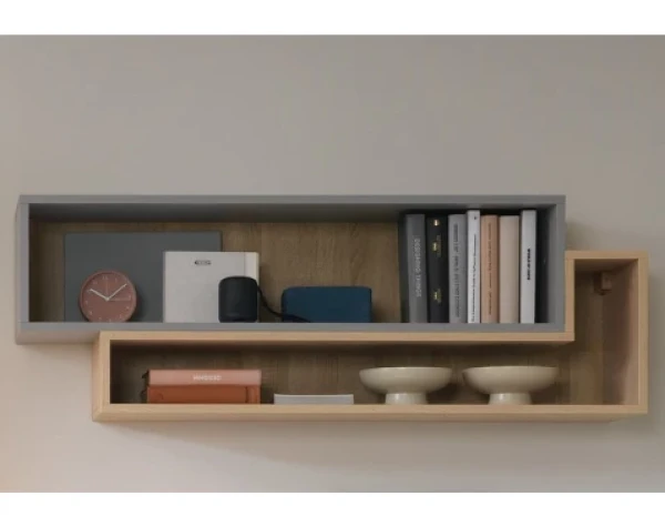 Závesný regál Room 115 cm, dub biscuit/sivý%