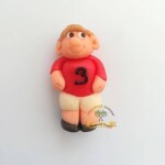 Figúrka na tortu futbalista červený dres 6 cm z kokosovej hmoty - Fagos - Fagos