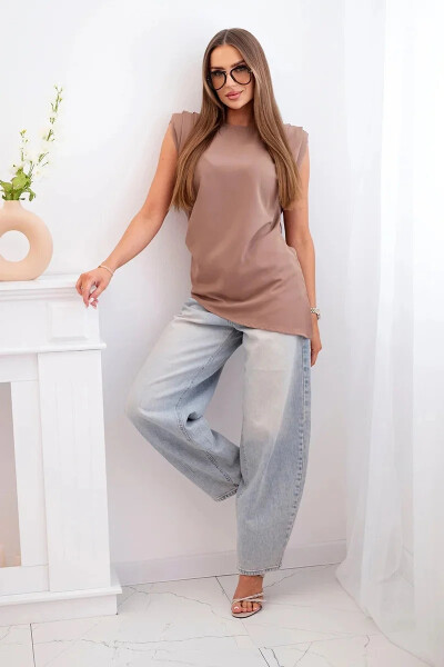 Elegantná dámska blúzka s volánikmi a asymetrickým strihom camel UNI