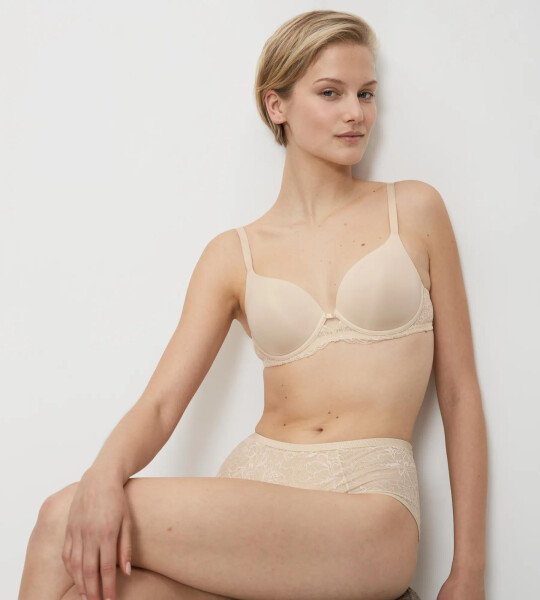 AMOURETTE CHARM - hladká podprsenka s vystuženými košíčkami, neviditeľná pod tričkom Triumph CREAMY DREAM 90C