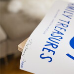 Bella Rose Signovaný umělecký tisk Family Treasures Blue 50 × 70 cm