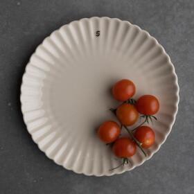 Storefactory Keramický tanier Flora Beige Ø 20 cm