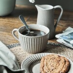 House Doctor Kameninový hrnček Pleat 340 ml