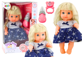 Mamido Bábika v tmavo modrých šatách s fľaštičkou, hrkálkou a zvuky cikajúce