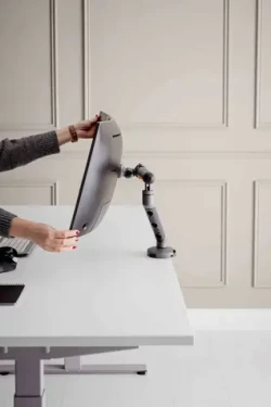 BakkerElkhuizen BE Flexible Single tmavo šedá / Stolné rameno pre monitor / VESA 75x75-100x100mm / nosnosť 10 kg (BNEBFSDG)