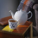 Royal Copenhagen Porcelánový hrnček Alphabet 330 ml – V