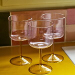 HAY Pohár na víno Tint Pink/Yellow – set 2 ks