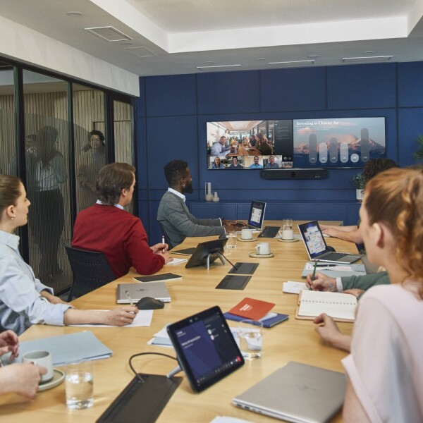 Poly Wideobar Studio X72 All-in-One bez łączności radiowej i kabla zasilającego TAA