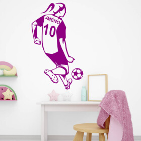 Veselá Stena Samolepka Futbalistka s menom Farba: fialová, Veľkosť: 60 x 35 cm