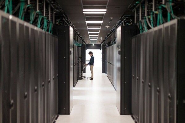 HPE ARUBA 6200M 36G 12SR5 CL6-STOCK