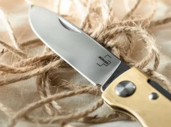 Boker Atlas Brass / Vreckový nôž / čepeľ 7 cm / mosadzná rukoväť / oceľ Sandvik 12C27 (01BO853)