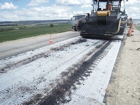 Výstužný kompozit do asfaltu zo sklenených vlákien – PGM-G 50/50 - pevnosť 50/50 kN/m - 1,9×100 m [190 m²]