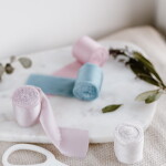 Bella Rose Saténová stuha 4 cm – Duck Blue (4,5 m)