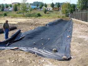 Tkaná polypropylénová geotextília čierna – Geomatex TST 60/60W - pevnosť 60/60 kN/m - 5,2×100 m [520 m²]