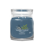 Yankee Candle Signature Bayside Cedar stredný pohár 368g / doba horenia až: 50 h (5038581129136)