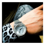 GUESS hodinky Silver-Tone Logo Analog Watch Strieborná