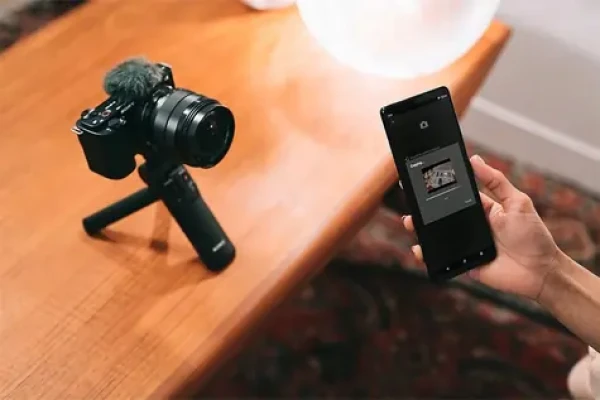 Sony ZV-E10 čierna + 16-50mm OSS II / Vlogovací fotoaparát / APS-C / 24,2 Mpix / 3 "LCD (ZVE10KB.CEC)