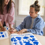 Bella Rose Signovaný umělecký tisk Family Treasures Blue 50 × 70 cm