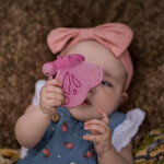 Tikiri Garden Friends - hrkálka a hryzátko z prírodnej gumy - Motýľ
