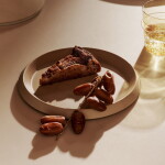 Ferm Living Kameninový tanier Erena Cream Ø 22 cm