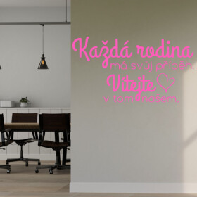 Veselá Stena Samolepka Každá rodina má svoj príbeh Farba: růžová, Veľkosť: 60 x 34 cm
