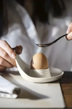 Guzzini EGG CUPS stojančeky na vajíčka kávové / Stojančeky na vajcia / recyklovaný plast / sada 2 ks (196300158)