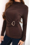Dámska viskózna blúzka s volánom a ozdobnou sponou hnedá UNI