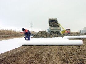 Netkaná separačná polypropylénová geotextília biela – Geomatex NTB 10 140 - 140 g/m² 2×150 m [300 m²]