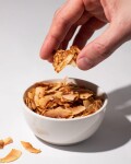 Vilgain Kokosové chipsy BIO – slaný karamel 40 g
