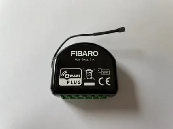 Fibaro Dvojitý spínací reléový modul 2 (vstavaný) / 2x 1.5 kW / Z-Wave Plus (FIB-FGS-223-ZW5)