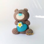 Figúrka na tortu medvedík sivý s modrým srdiečkom 5 cm z kokosovej hmoty - Fagos - Fagos