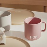 DESIGN LETTERS Porcelánový hrnček Mom 300 ml