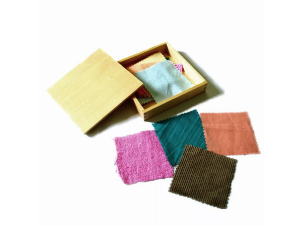 Moyo Montessori Moyo Montessori Krabička s látkami