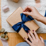 Bella Rose Saténová stuha 4 cm – Navy Blue (4,5 m)