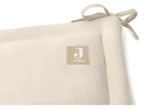 Jollein Little Waffle piesková / Mantinel do postieľky / 180 × 30 cm / od narodenia do 6 mesiacov (004-895-68173)