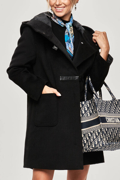 Krátký černý dámský kabát s kapucí (GSQ2311) Barva: odcienie czerni, Velikost: S (36)