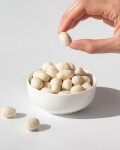 Vilgain Mandle v čokoláde – biela čokoláda posypaná kokosom 250 g