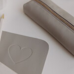 Eulenschnitt Bez názvu - Podložka na pracovní stůl Heart Grey 80 x 40 cm