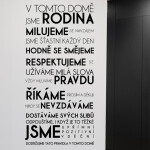 Veselá Stena Samolepka V tomto dome Farba: šedá, Veľkosť: 100 x 207 cm